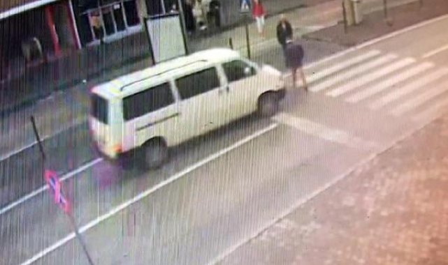 Yaya geçidinde minibüsün çarptığı yaya ağır yaralandı; kaza kamerada