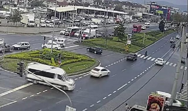 Yaya geçidinde otomobilin çarptığı kadın yaralandı; kaza anı kamerada