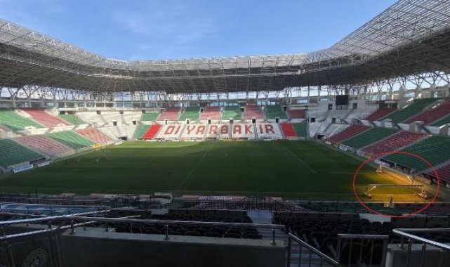 Yazın 'perdeleme' ve 'fan' yöntemiyle korunan stadyumun çimlerine kışın 'yapay güneş ışığı' ile bakım
