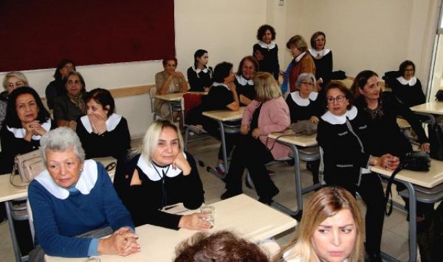 Yıllar sonra siyah önlük ve beyaz yakalarıyla ders işlediler