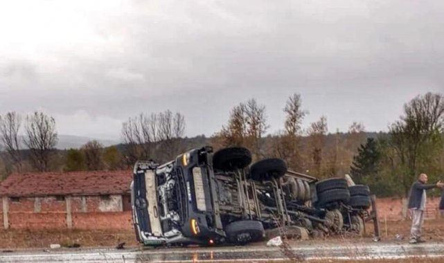 Yoldan çıkan kamyon devrildi, sürücü burnu bile kanamadan kurtuldu