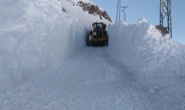 Yüksekova'da 7 kilometrelik yol, 4 metrelik kardan temizlendi