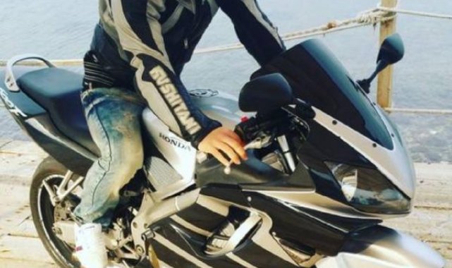 Yüksekova'da minibüs ile motosiklet çarpıştı; özel harekat polisi yaşamını yitirdi