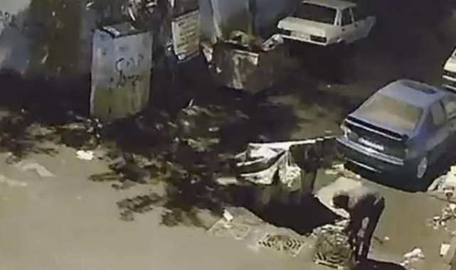 Zıplayarak yerinden çıkarttığı rögar kapağını çaldı; o anlar kamerada