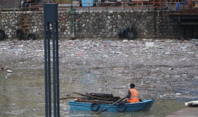 Zonguldak'ta deniz çamur rengine büründü, çöpler limana birikti