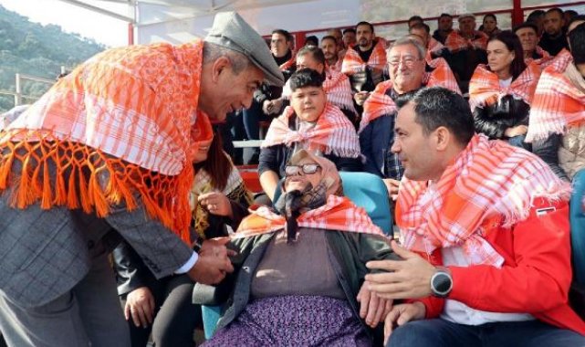 100 yaşında, ilk kez deve güreşi izledi