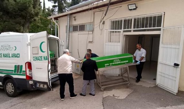2 TIR ile çarpışan otomobilin ölen sürücüsü toprağa verildi