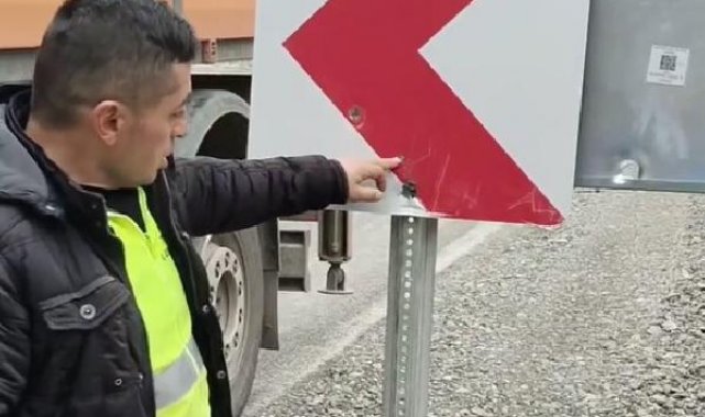 24 saat önce yeniledikleri yol tabelasının kurşunlanmasına video kaydıyla tepki gösterdi