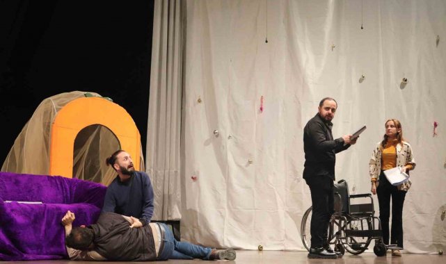 'İkinin İkisi' oyunu seyirciyle buluşmak için gün sayıyor