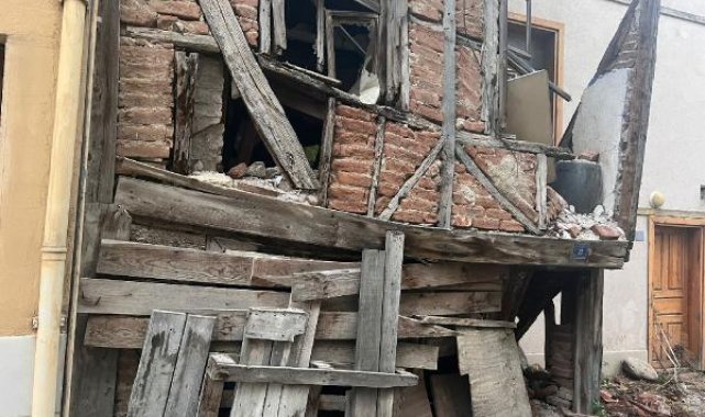 5.1'lik depremde kolonları çatlayan belediye binası tahliye edildi