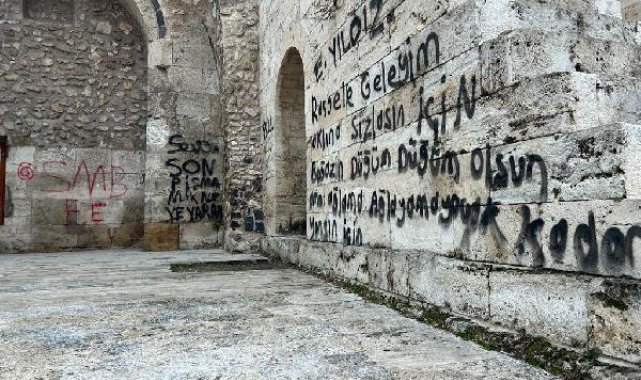 752 yıllık medreseye sprey boyayla zarar verdiler