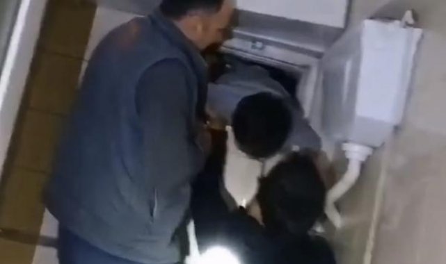 8 yaşındaki Selim, havalandırma boşluğunda mahsur kalan yavru kediyi kurtardı