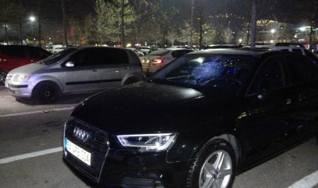 Açık otoparktaki 35 aracın camını kırdı