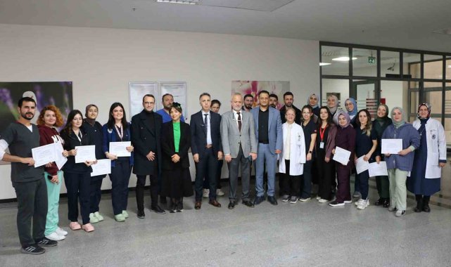 Acil servis hemşireleri sertifikalarını aldı