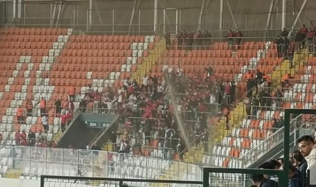 Adana Demirsporlu taraftarlar deplasman tribününe girip pankart indirdi