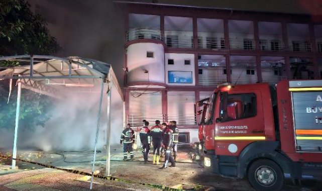 Adana'da eski göğüs hastalıkları hastanesinde çıkan yangın söndürüldü
