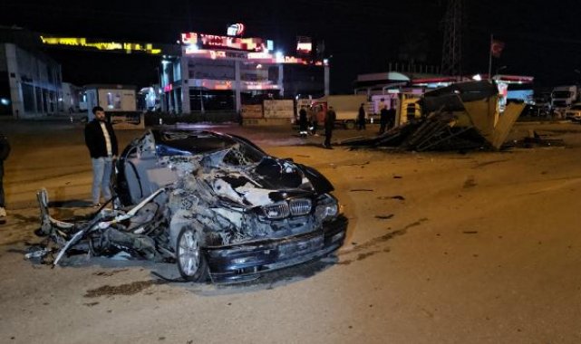 Adana'da otomobil ile kamyonet çarpıştı: 1 ölü, 3 yaralı