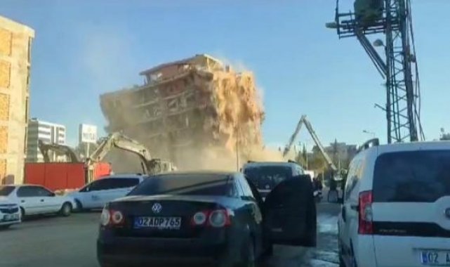 Adıyaman'da ağır hasarlı 8 katlı bina yıkıldı