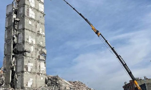 Adıyaman'da ağır hasarlı bina yıkıldı