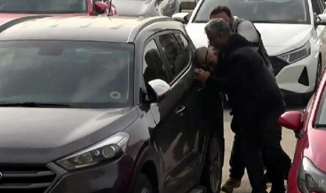 Adliyeye girmemek için direnen hırsızlık şüphelisi, başını otomobillere vurdu