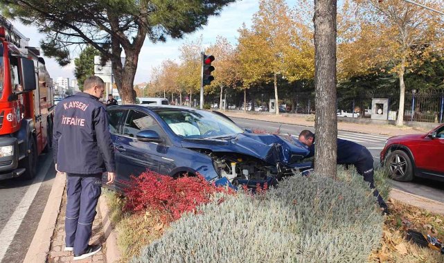 Ağaca çarpan otomobilde maddi hasar oluştu