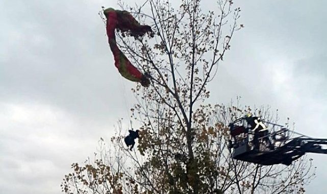 Ağaca takılan yamaç paraşütçüsünü itfaiye kurtardı