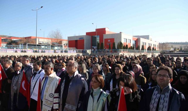 Akademisyenler ve üniversite öğrencileri şehitler için toplandı, terörü lanetledi