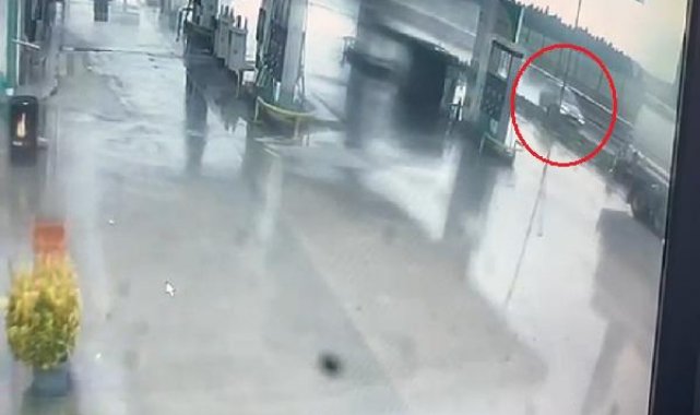 Akaryakıt istasyonunun tabelasına çarpan otomobilin sürücüsü öldü; kaza anı kamerada