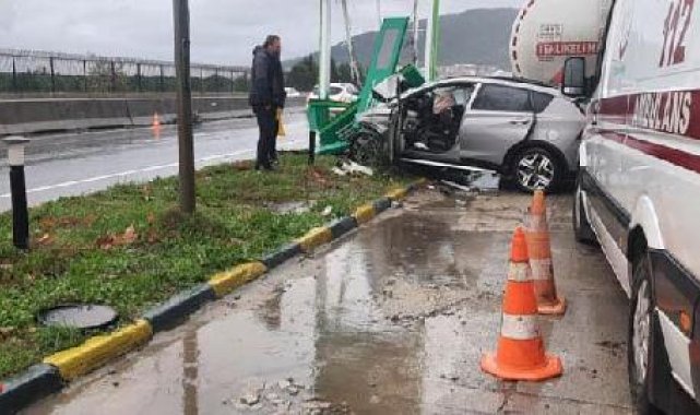 Akaryakıt istasyonunun tabelasına çarpan otomobilin sürücüsü öldü