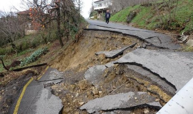 Akçakoca'da meydana gelen heyelanda iki iki koy yolu kapandı
