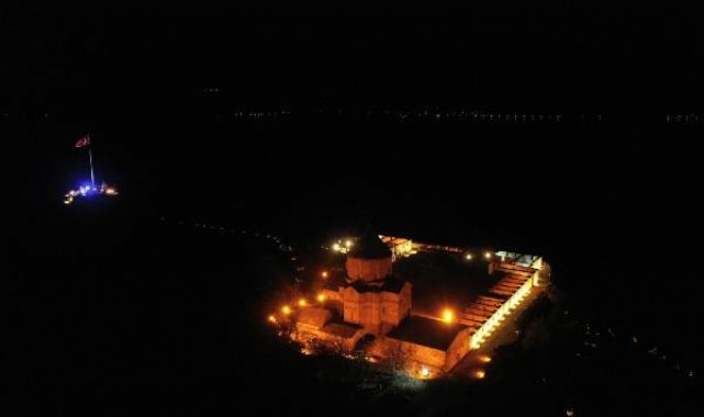 Akdamar Adası ışıklandırıldı