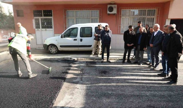 Akdeniz Belediyesi, kendi ürettiği asfaltı dökmeye başladı
