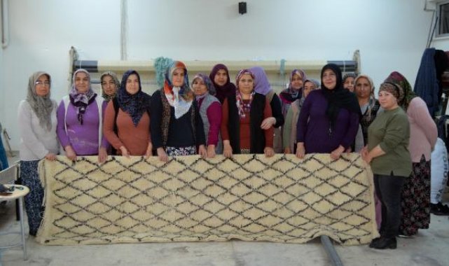 Aksaray'da kadınların dokuduğu Türk motifli halılar, yurt dışına ihraç ediliyor