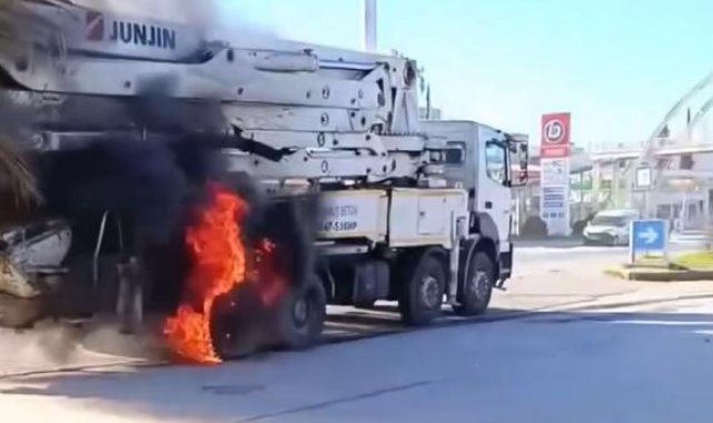 Alev alan kamyonu akaryakıt istasyonuna yakın park etti; fark edince hızla uzaklaştı