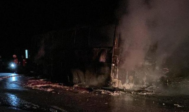 Alev alan yolcu otobüsü kullanılamaz hale geldi