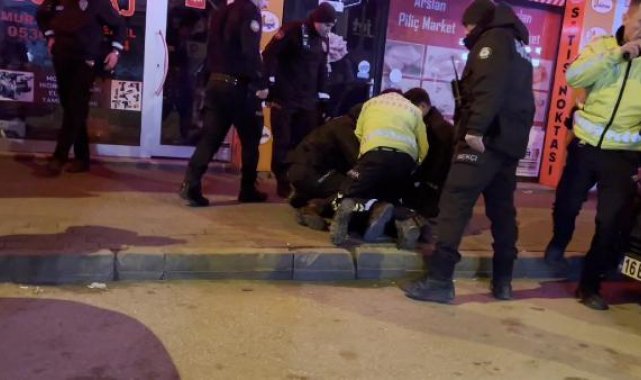 Alkolmetreye üflemeyi reddeden sürücünün polise saldırı anı kamerada