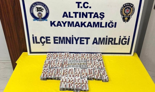 Altıntaş'ta çantasında bin 890 adet uyuşturucu hap ele geçirilen şüpheli tutuklandı
