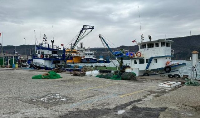 Amasra'da fırtına; balıkçı tekneleri ile destek gemileri limana çekildi