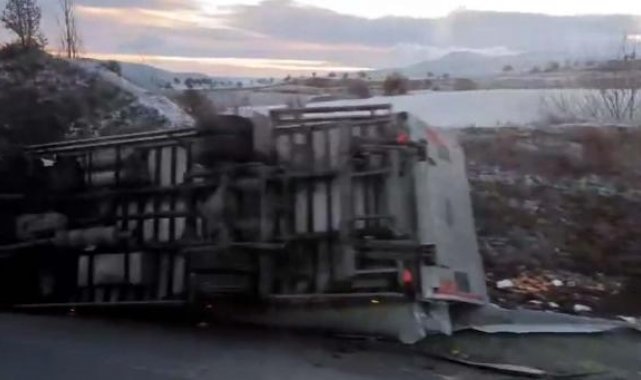 Ankara'da buz tutan yolda araçlar devrildi: 3 yaralı