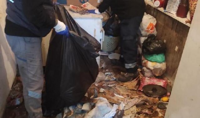 Anne ile oğlunun yaşadığı evden 45 ton çöp çıktı