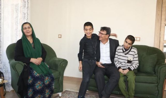 Anne ve babalarını kaybeden engelli 2 kardeşe, 7 yıldır amcaları bakıyor