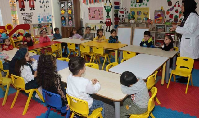 Anneler kursta çocuklar kreşte