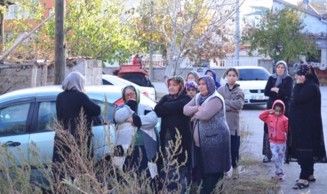 Annesi ile 2 kardeşini rehin alıp, evi ateşe verdi