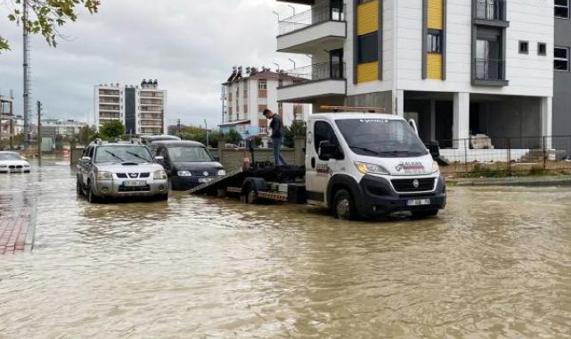Antalya'da kuvvetli yağış; evlerin bahçeleri ile seraları su bastı