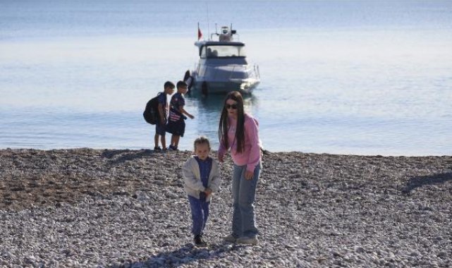 Antalya'da sıcak hava; denize girdiler