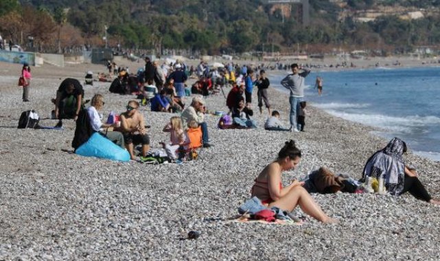 Antalya'da yağış sonrası deniz keyfi