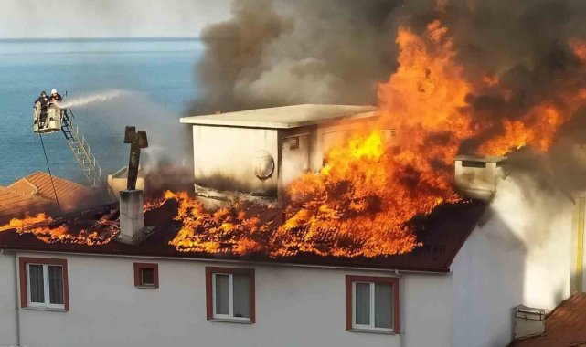 Apartmanın çatısı alevlere teslim oldu