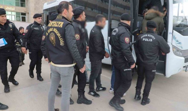 Arama kaydı bulunan 98 şahıs yakalandı