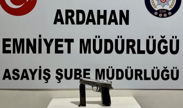 Ardahan'da ruhsatsız silah ve uyuşturucu operasyonu: 3 gözaltı