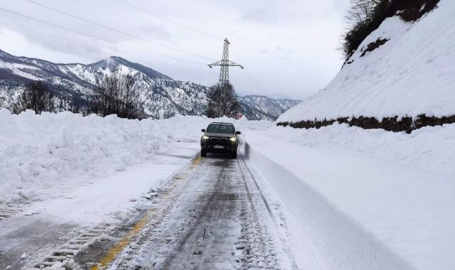 Artvin'de kar kalınlığı 1,5 metreyi bulan Camili yolu ulaşıma açıldı